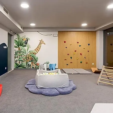 Aparthotel 8/25 4*